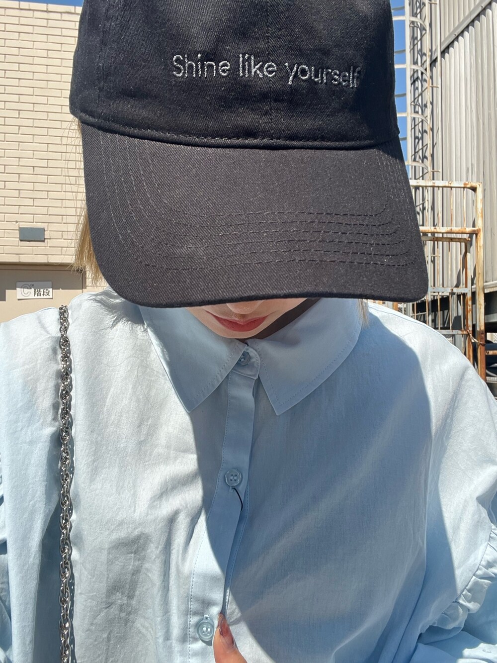 ブラック系のショルダーバッグ、その他のシャツ/ブラウス、ブラック系のブーツを着用したレディースの春コーディネートの7枚目の写真