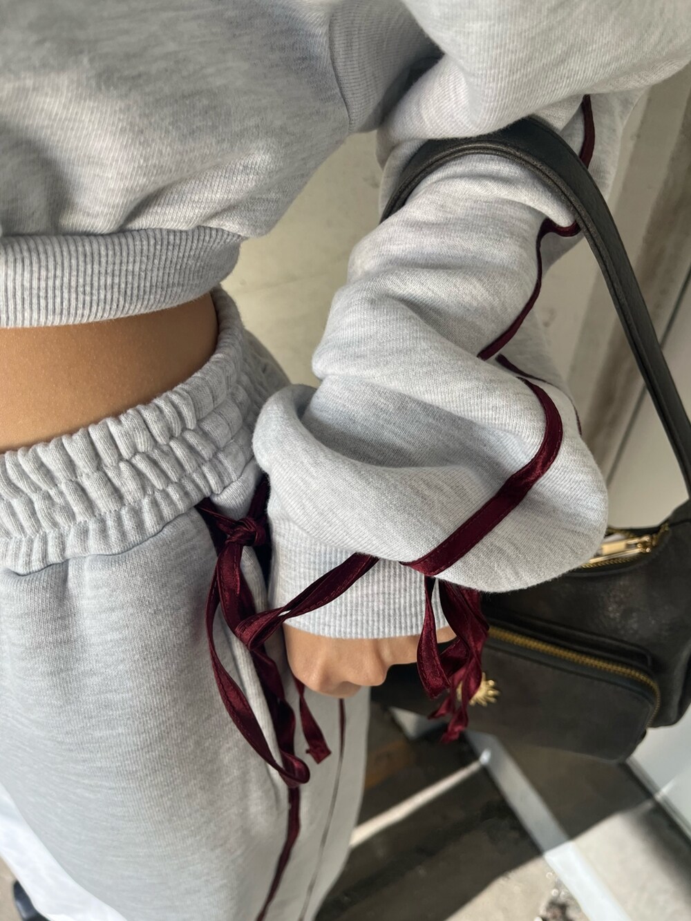 グレー系のスウェット、グレー系のスウェットパンツ、ブラック系のブーツを着用したレディースの冬コーディネートの4枚目の写真