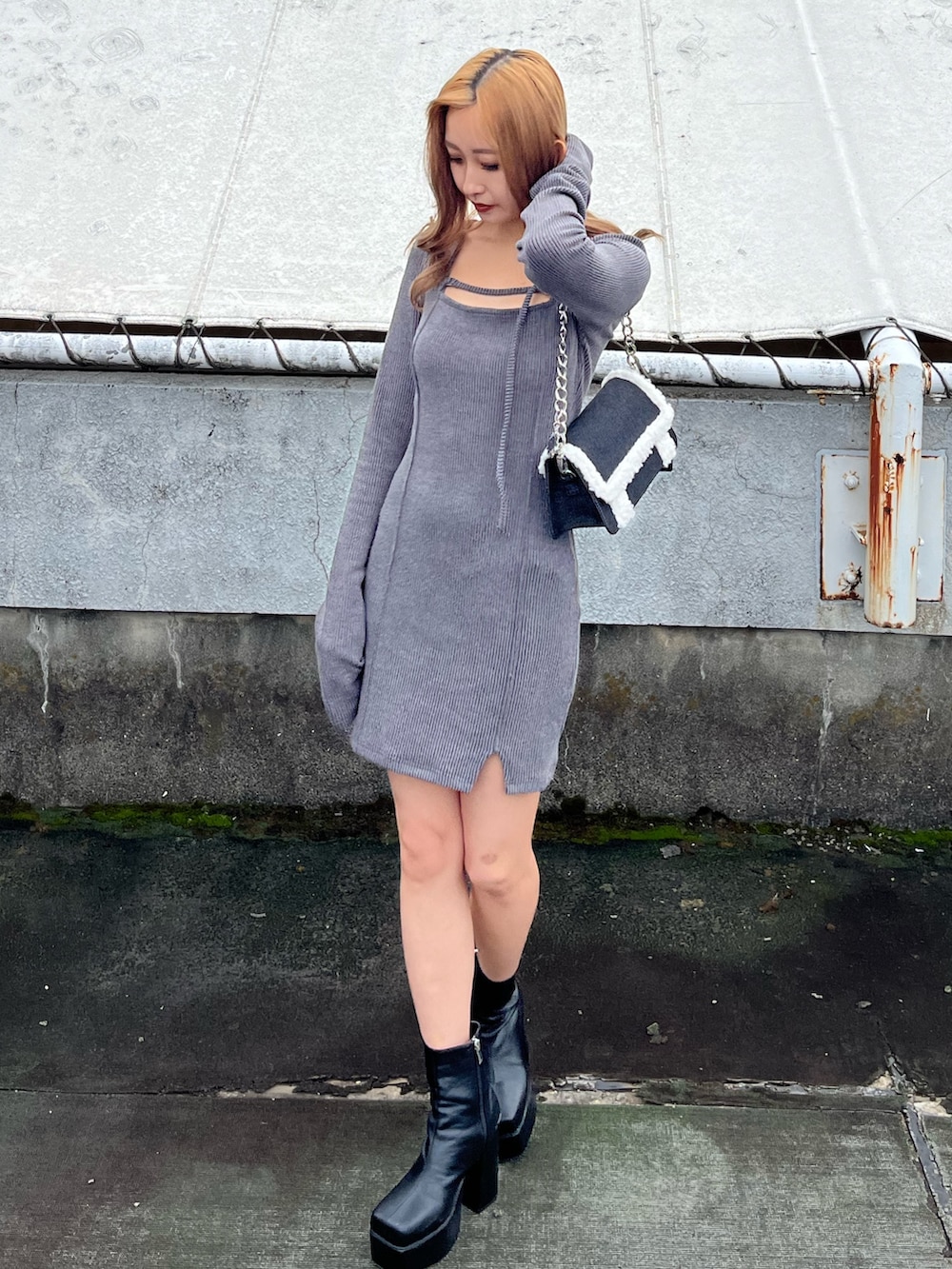 ホワイト系のブルゾン、グレー系のワンピース、ブルー系のショルダーバッグを着用したレディースの秋コーディネートの4枚目の写真