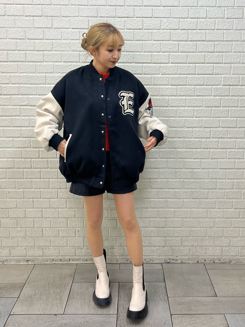 ホワイト系のブーツ、ブラック系のその他パンツ、ホワイト系のニット/セーターを着用したレディースの冬コーディネートの7枚目の写真