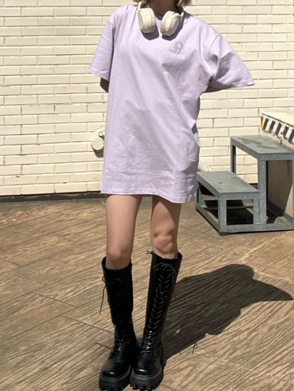 パープル系のTシャツ/カットソー、ブラック系のブーツを着用したレディースの春コーディネートの6枚目の写真
