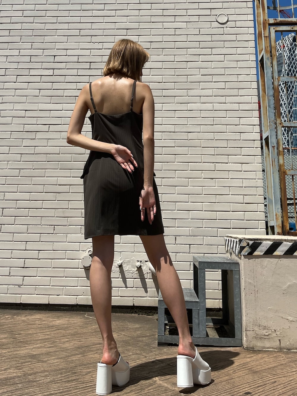 グリーン系のワンピース、ホワイト系のサンダルを着用したレディースの夏コーディネートの6枚目の写真