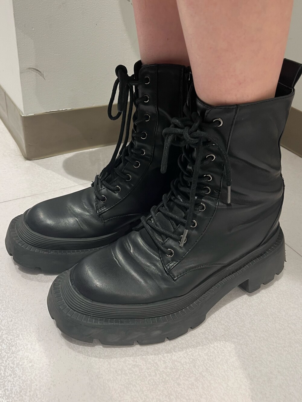 ピンク系のワンピース、ブラック系のトートバッグ、シルバー系のブーツを着用したレディースの夏コーディネートの7枚目の写真