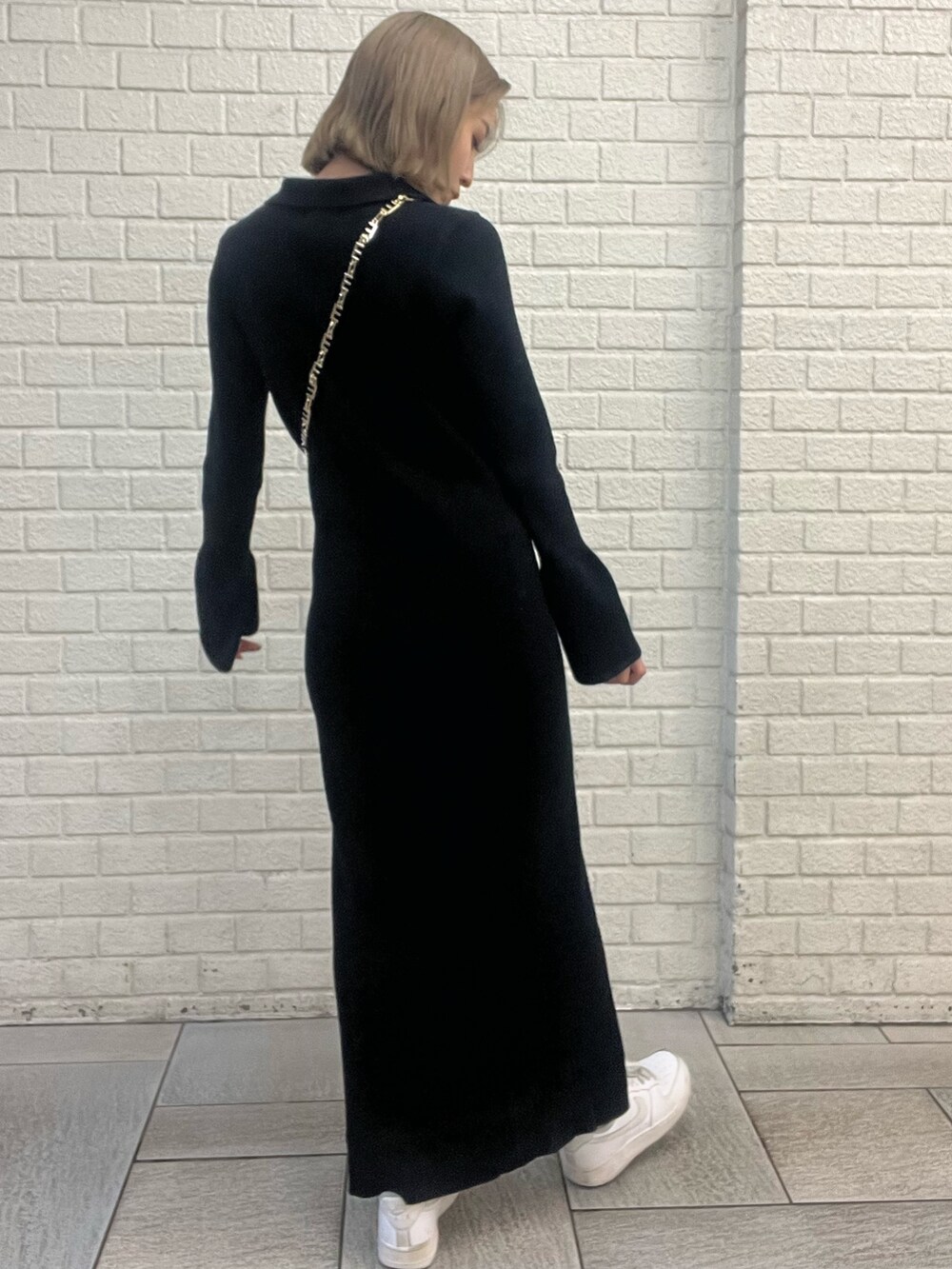 ブラック系のショルダーバッグ、ブラック系のワンピースを着用したレディースの冬コーディネートの4枚目の写真