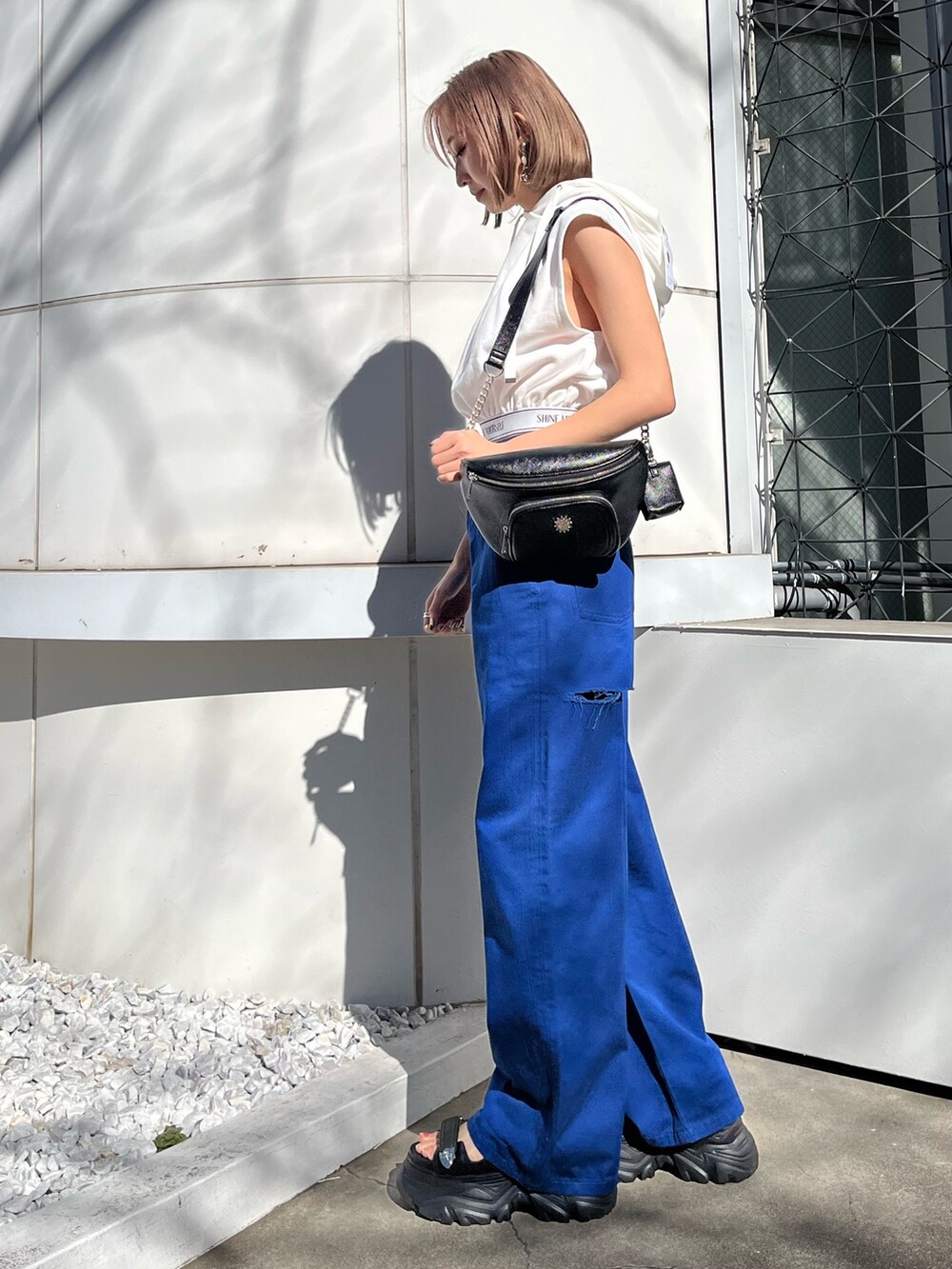 ブルー系のその他パンツ、ホワイト系のサンダル、ホワイト系のスウェットを着用したレディースの春コーディネートの7枚目の写真