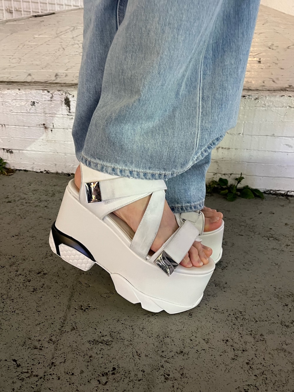 ホワイト系のサンダル、ブラック系のショルダーバッグ、ホワイト系のキャミソールを着用したレディースの夏コーディネートの8枚目の写真