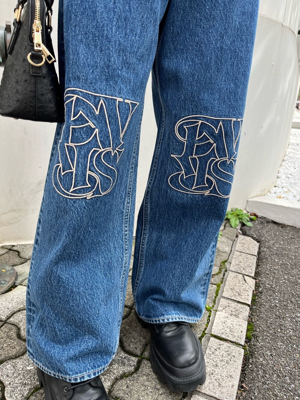 ブラック系のショルダーバッグ、ホワイト系のブーツ、ホワイト系のスウェットを着用したレディースの秋コーディネートの5枚目の写真