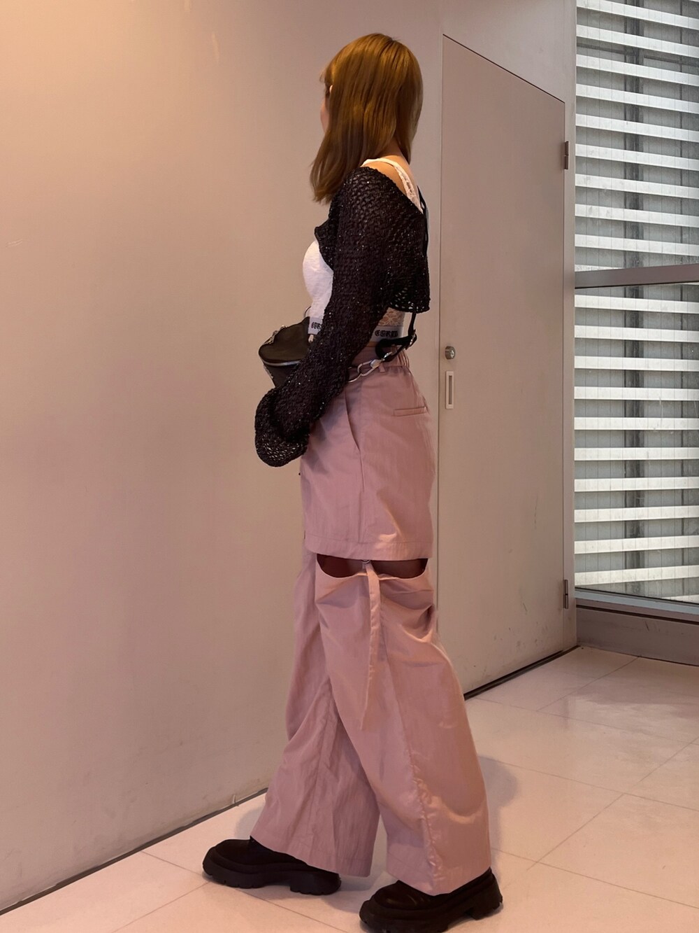 ピンク系のカーゴパンツ、ブラック系のキャミソール、ブラック系のニット/セーターを着用したレディースの春コーディネートの3枚目の写真