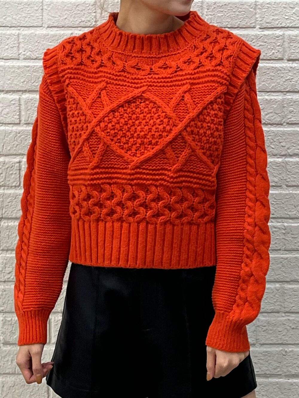 ホワイト系のブーツ、ブラック系のその他パンツ、ホワイト系のニット/セーターを着用したレディースの冬コーディネートの8枚目の写真