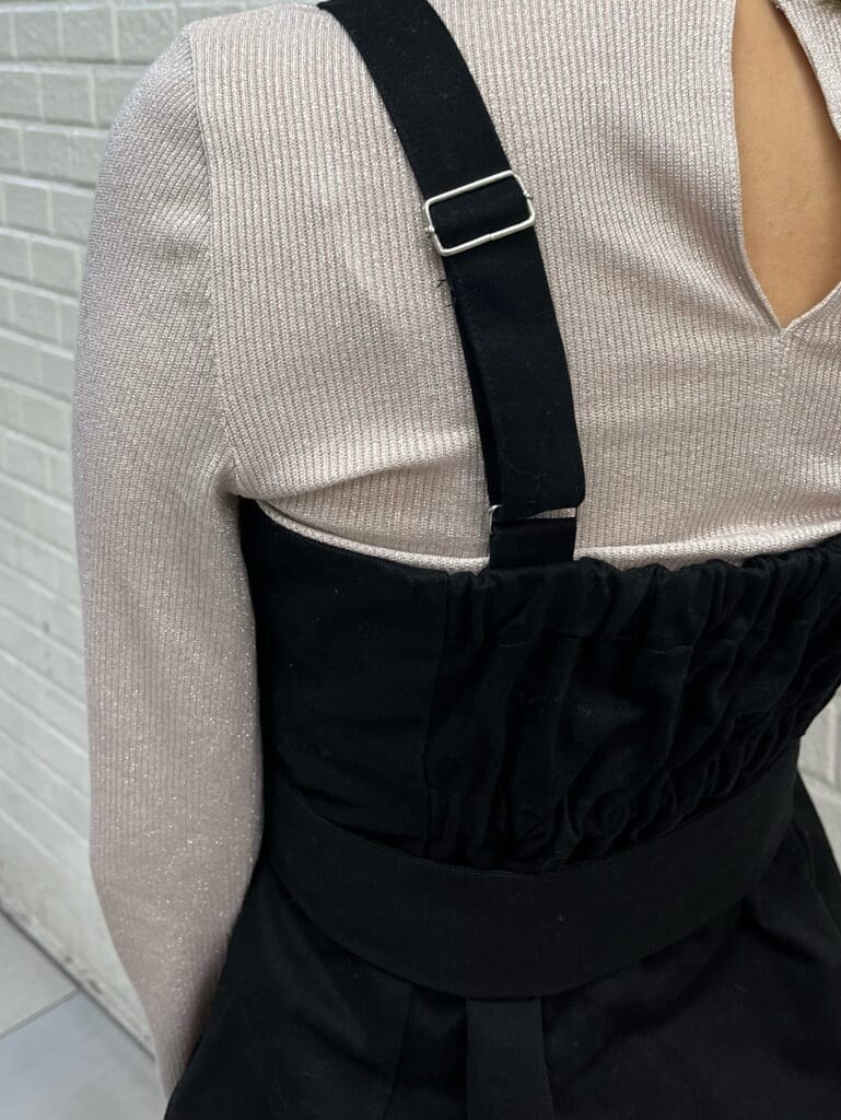 ブラック系のブーツ、ブラック系のハンドバッグ、ホワイト系のTシャツ/カットソーを着用したレディースの秋コーディネートの7枚目の写真