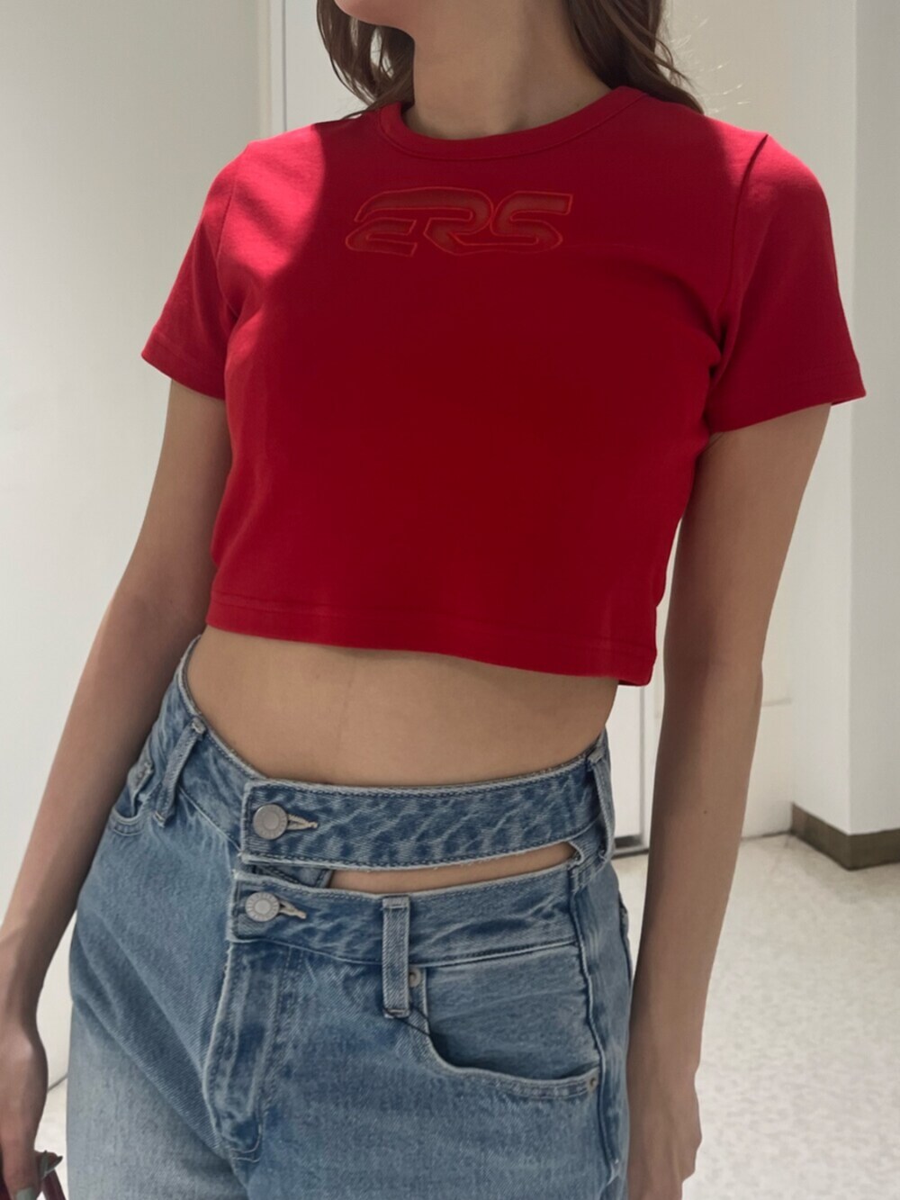 ブラック系のブーツ、ブラウン系のハンドバッグ、ブルー系のデニムパンツを着用したレディースの春コーディネートの5枚目の写真