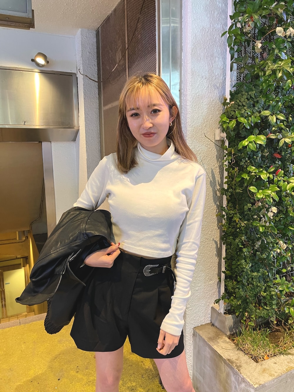 ブラック系のその他パンツ、ブラック系のブルゾン、ホワイト系のブーツを着用したレディースの冬コーディネートの5枚目の写真