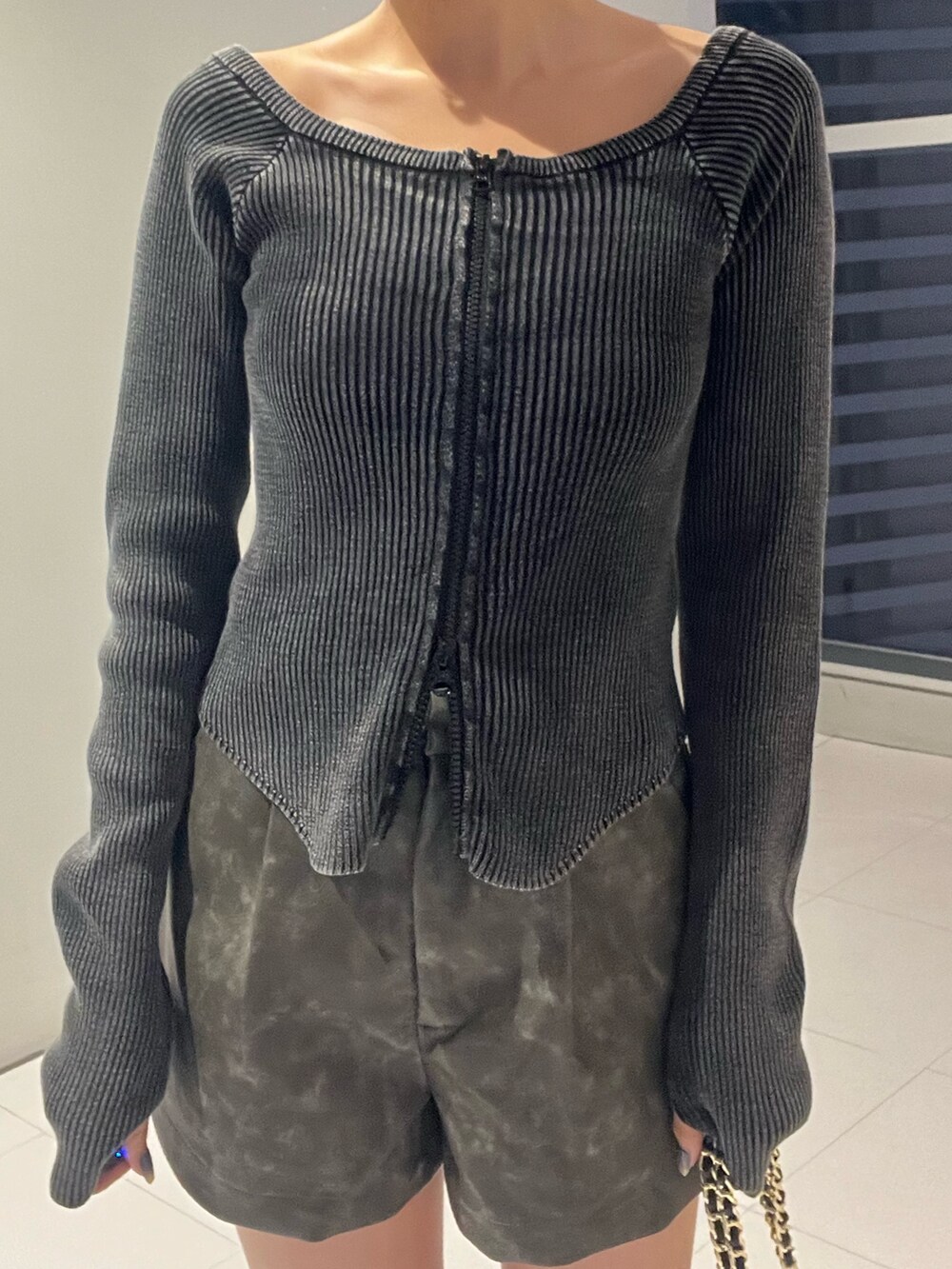 ブラック系のショルダーバッグ、ブルー系のニット/セーター、グレー系のその他パンツを着用したレディースの秋コーディネートの5枚目の写真