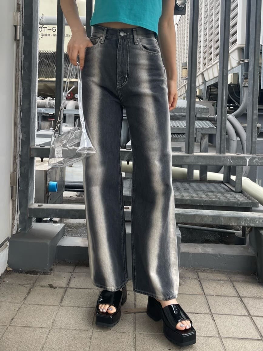 ブラック系のサンダル、ブルー系のTシャツ/カットソー、ブラック系のデニムパンツを着用したレディースの春コーディネートの8枚目の写真