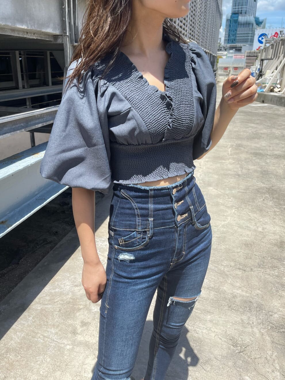 ブラック系のサンダル、ブルー系のデニムパンツ、ブルー系のシャツ/ブラウスを着用したレディースの夏コーディネートの2枚目の写真