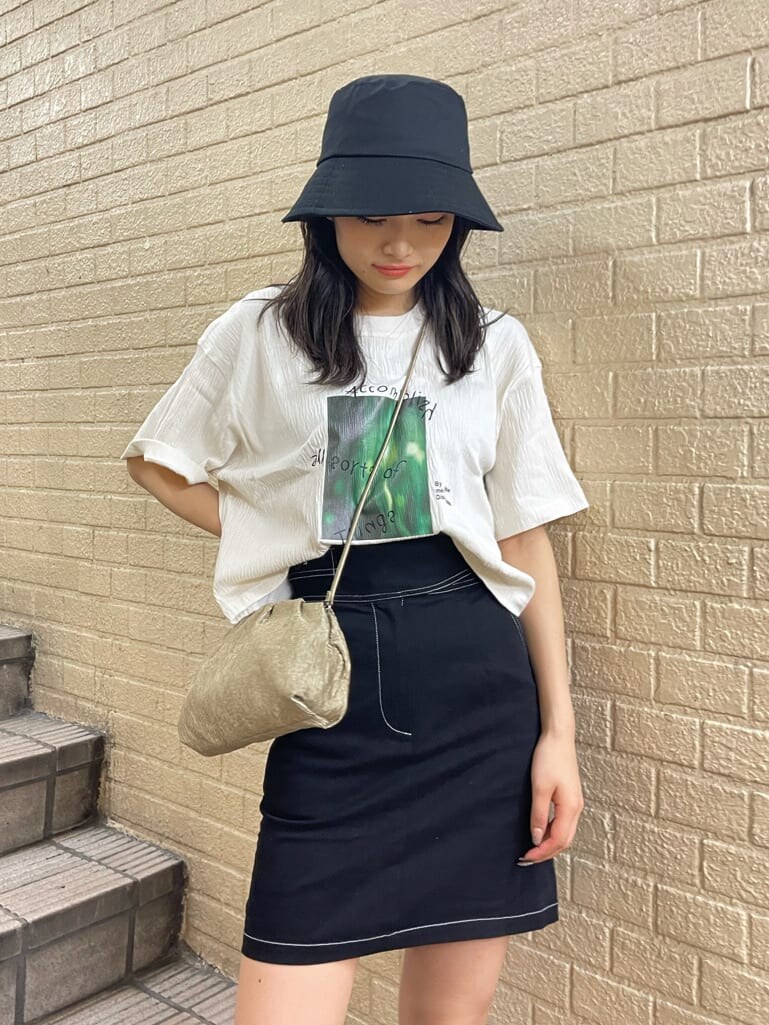 ベージュ系のハンドバッグ、ブラック系のスカート、ブラック系のサンダルを着用したレディースの夏コーディネートの2枚目の写真