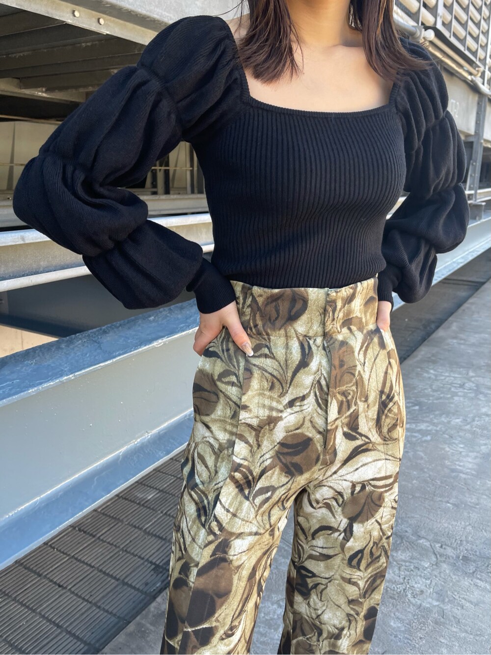 ブラック系のサンダル、ブラック系のニット/セーター、その他のその他パンツを着用したレディースの冬コーディネートの2枚目の写真