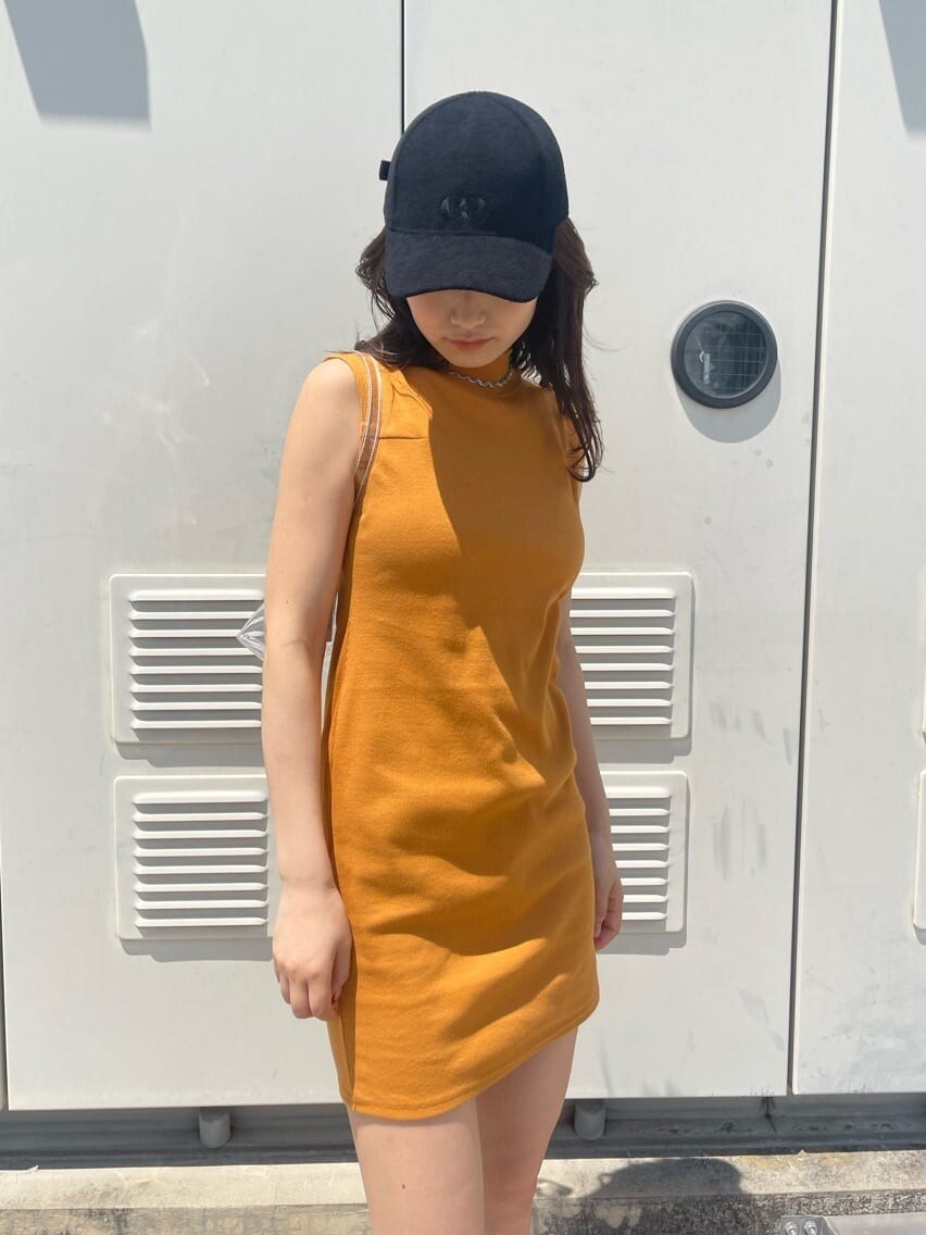 ブラック系のサンダル、オレンジ系のワンピース、その他のハンドバッグを着用したレディースの春コーディネートの6枚目の写真