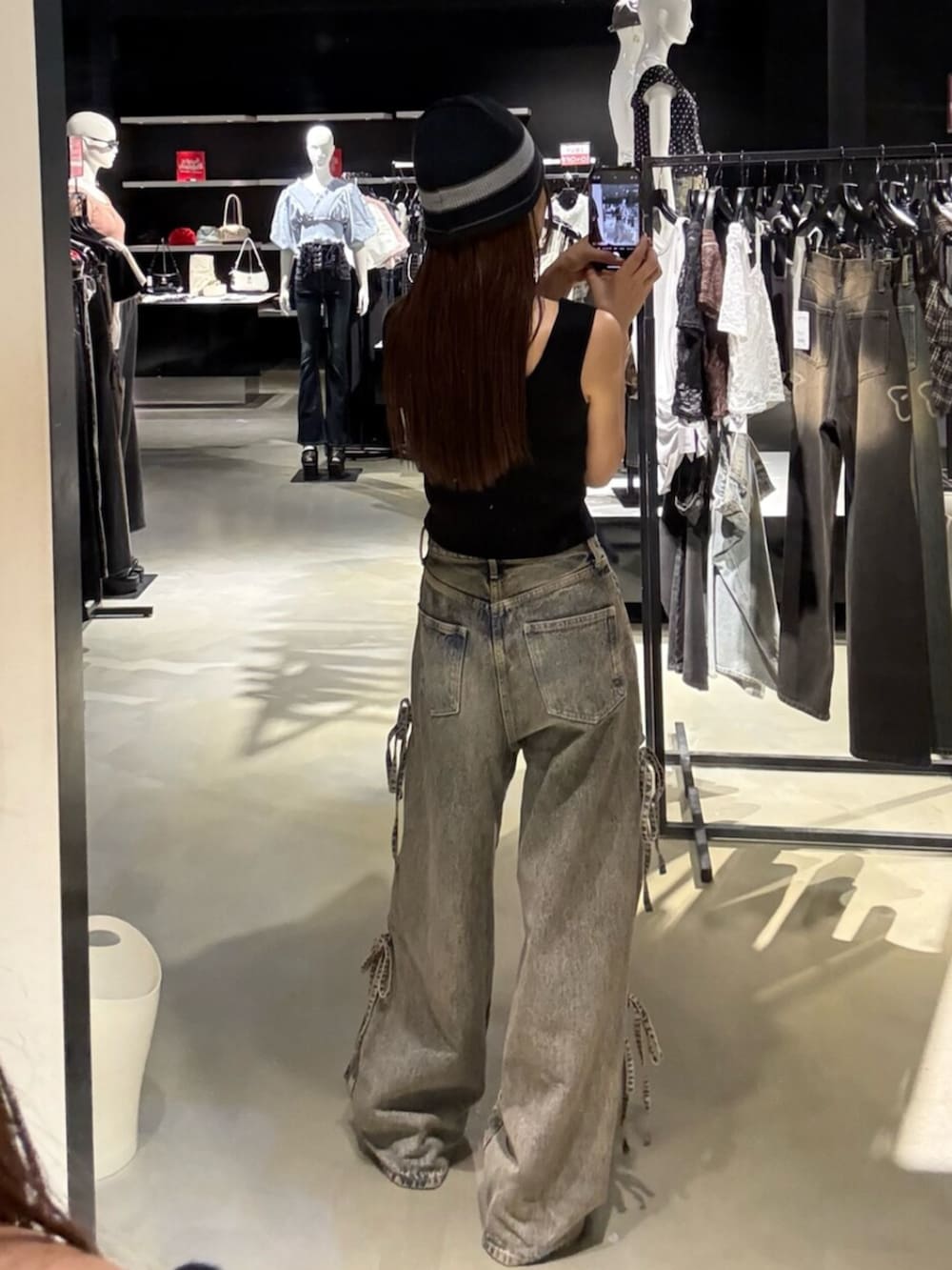 ブルー系のデニムパンツ、グレー系のスニーカー、ブラック系のTシャツ/カットソーを着用したレディースの夏コーディネートの3枚目の写真
