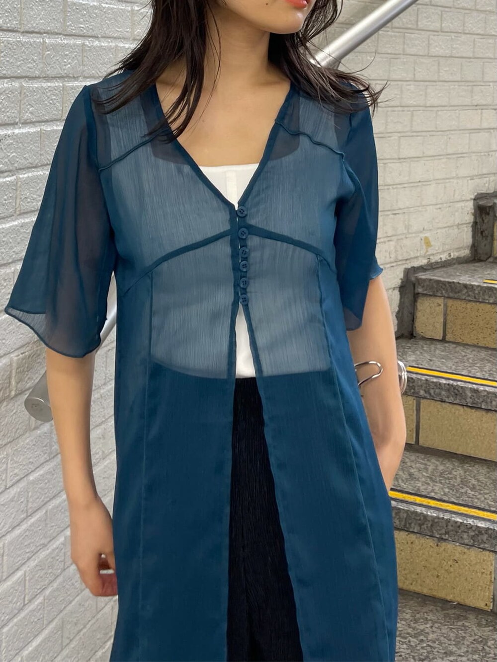 ホワイト系のサンダル、ブルー系のシャツ/ブラウス、ホワイト系のタンクトップを着用したレディースの夏コーディネートの3枚目の写真