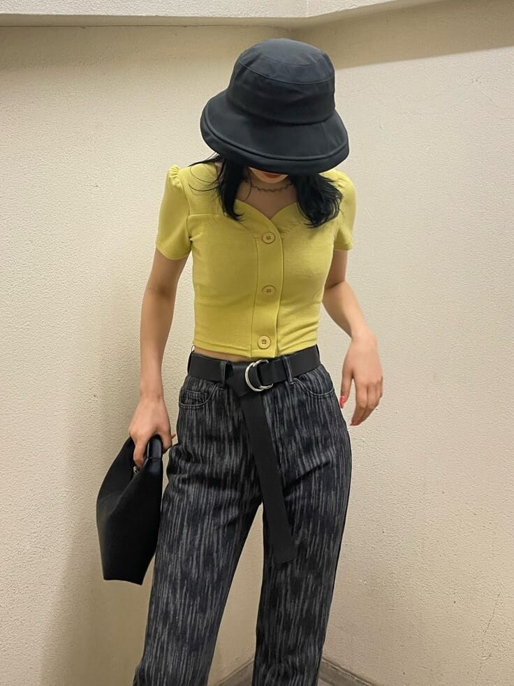 ブラック系のデニムパンツ、イエロー系のTシャツ/カットソー、ブラック系のサンダルを着用したレディースの夏コーディネートの5枚目の写真