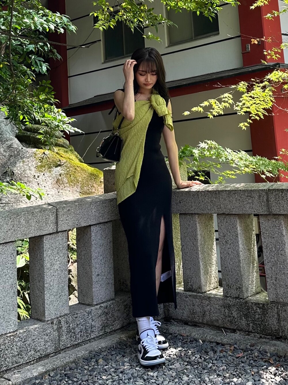 ブラック系のワンピースを着用したレディースの夏コーディネートの2枚目の写真