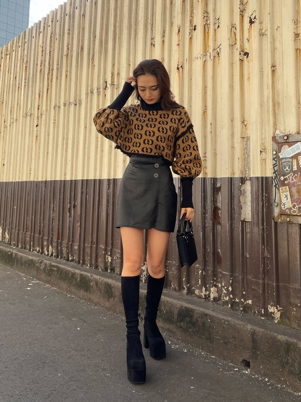 その他のニット/セーター、その他のスカート、ブラック系のハンドバッグを着用したレディースの秋コーディネートの2枚目の写真