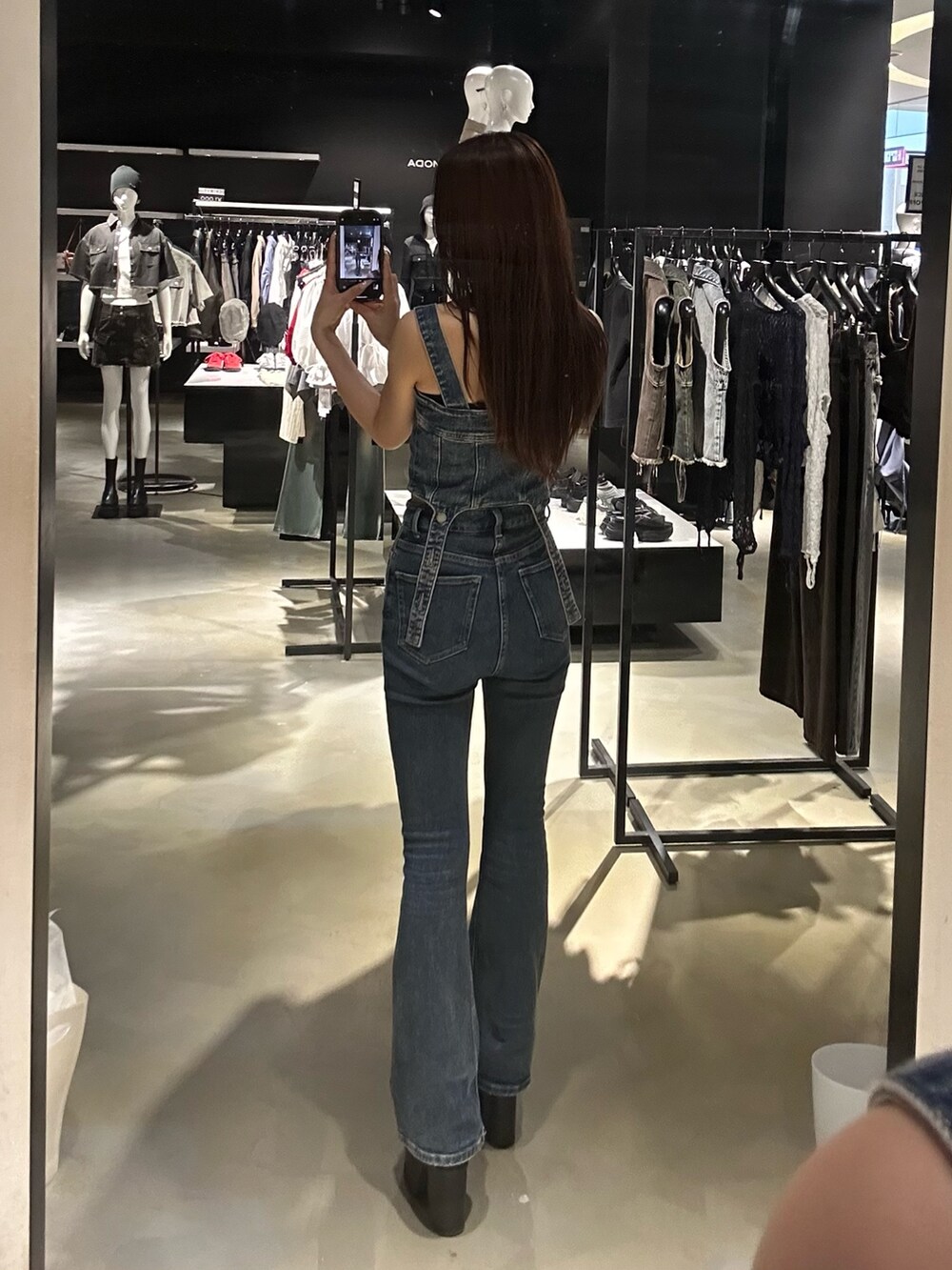 グレー系のシャツ/ブラウス、ブルー系のサロペット/オーバーオール、ブラック系のサンダルを着用したレディースの春コーディネートの5枚目の写真
