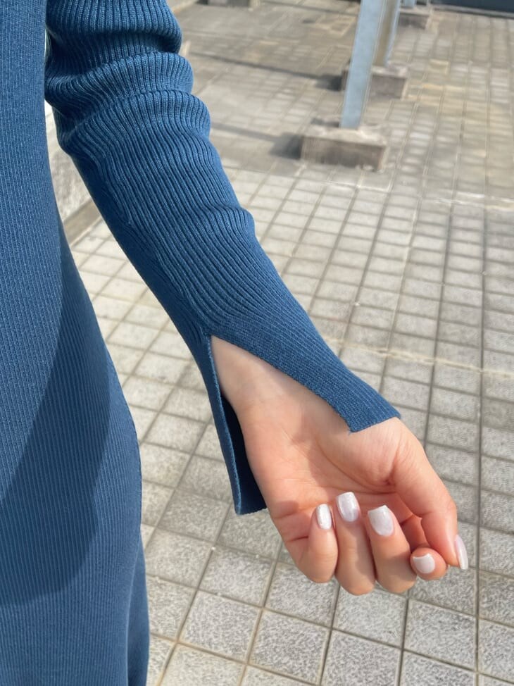 ブラック系のブーツ、ブラック系のハンドバッグ、ブルー系のワンピースを着用したレディースの冬コーディネートの4枚目の写真