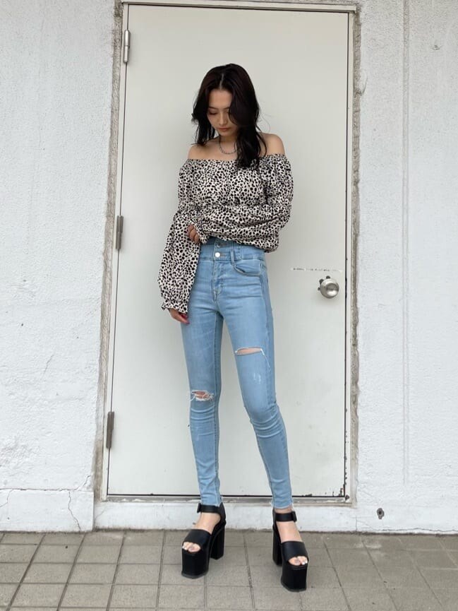 ブラック系のサンダル、その他のシャツ/ブラウス、ブルー系のデニムパンツを着用したレディースの春コーディネートの2枚目の写真