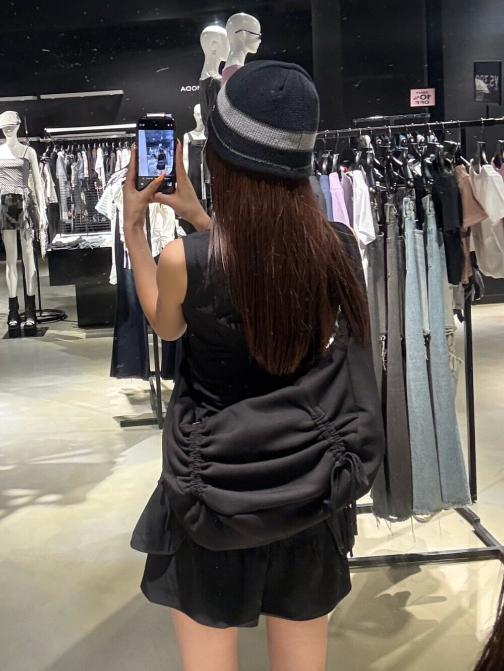 ブラック系のスカート、ブラック系のサンダル、ブラック系のTシャツ/カットソーを着用したレディースの夏コーディネートの7枚目の写真