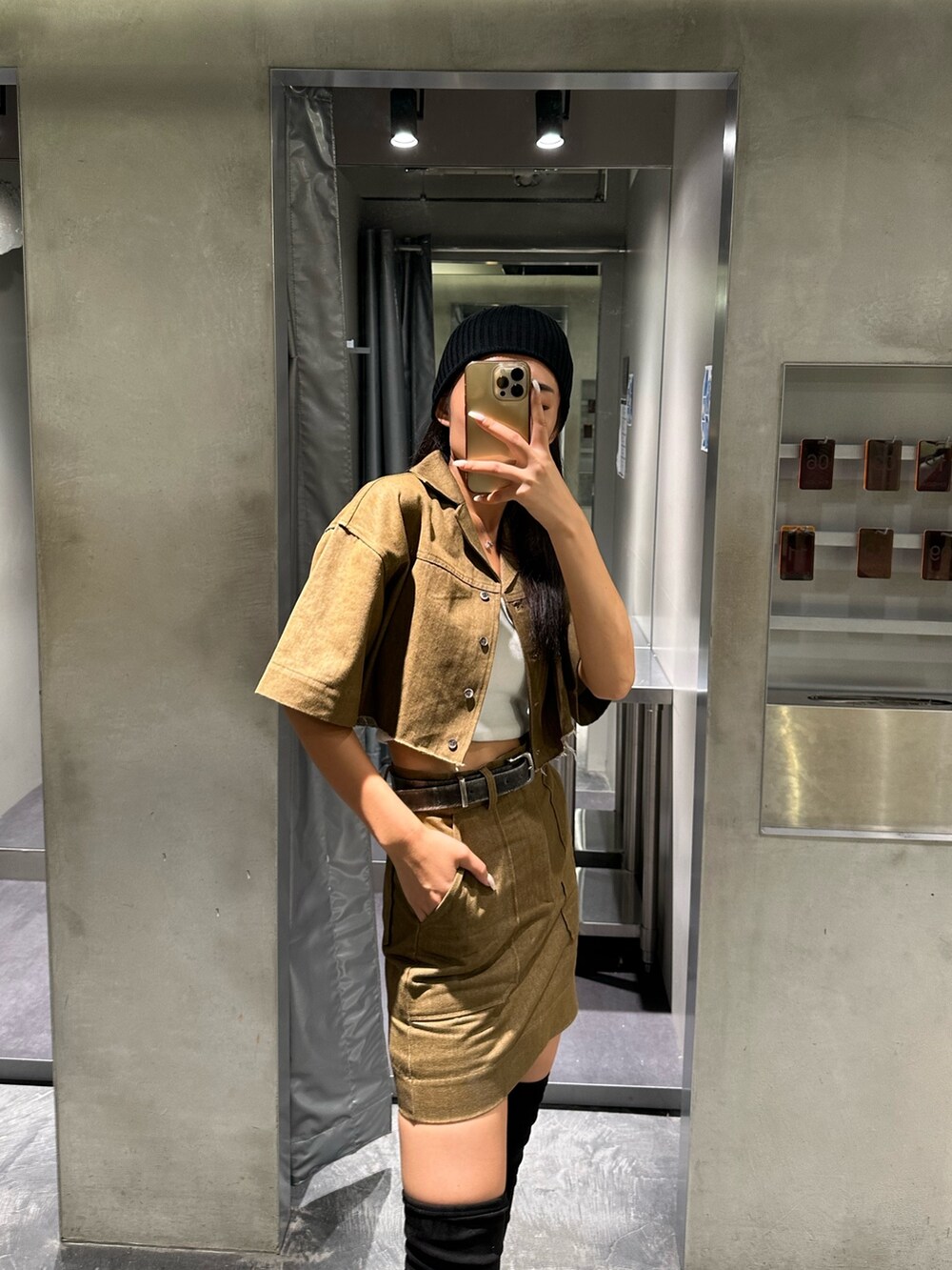 ブラック系のブーツ、ブラウン系のシャツ/ブラウス、ブラウン系のスカートを着用したレディースの夏コーディネートの3枚目の写真