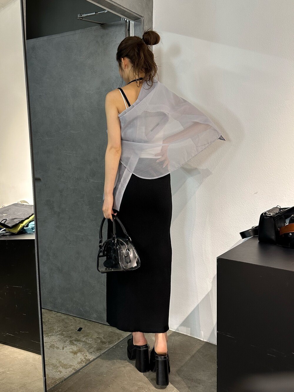 ホワイト系のキャミソール、グレー系のシャツ/ブラウス、その他のハンドバッグを着用したレディースの春コーディネートの3枚目の写真
