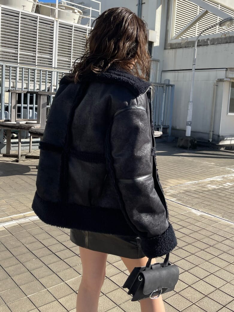 その他のブーツ、ブラック系のニット/セーター、ブラック系のスカートを着用したレディースの冬コーディネートの4枚目の写真