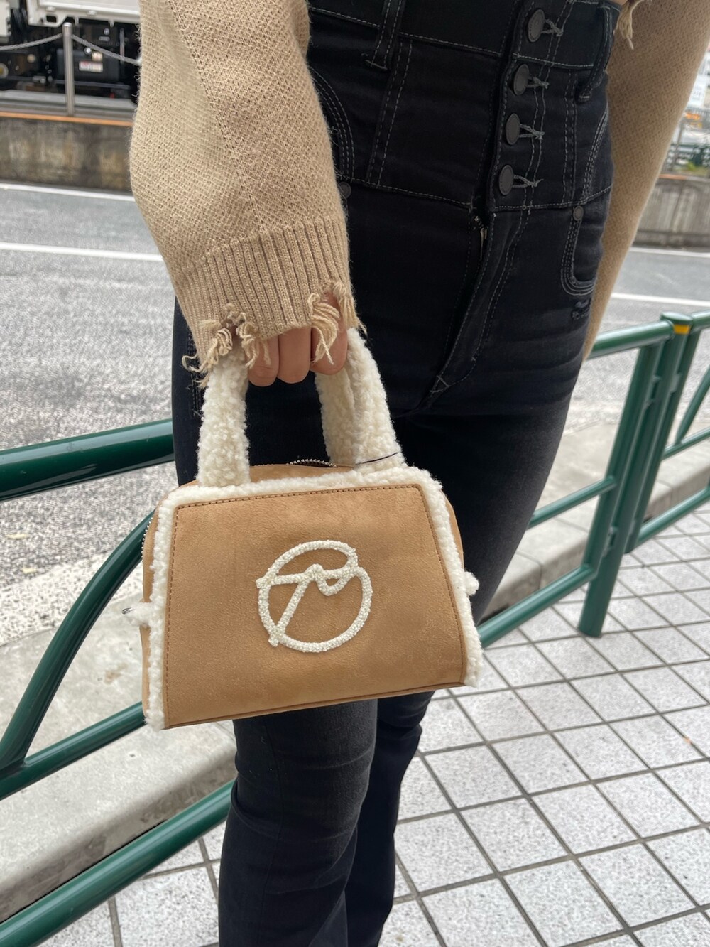 その他のニット/セーター、ベージュ系のハンドバッグ、ブラック系のブーツを着用したレディースの冬コーディネートの6枚目の写真