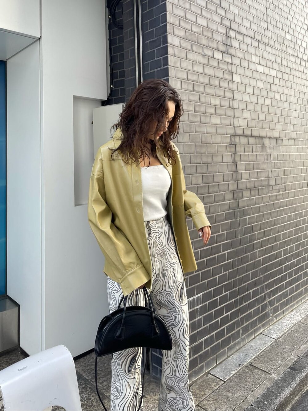 その他のその他パンツ、ブラック系のブーツ、イエロー系のシャツ/ブラウスを着用したレディースの秋コーディネートの3枚目の写真