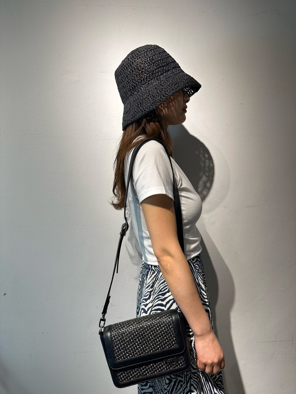 その他のスカート、ブラック系のショルダーバッグ、ブラック系のサンダルを着用したレディースの春コーディネートの5枚目の写真