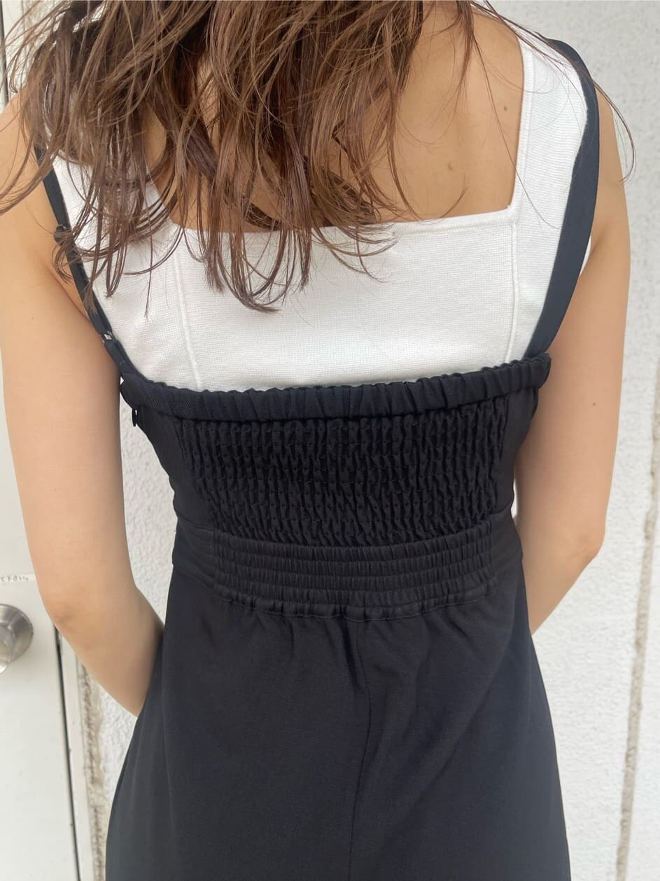 ホワイト系のタンクトップ、ブラック系のサンダル、ブラック系のつなぎ/オールインワンを着用したレディースの夏コーディネートの7枚目の写真