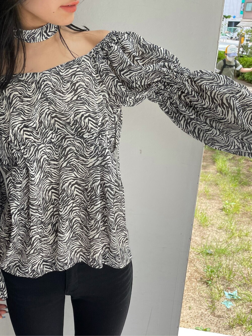 ブラック系のデニムパンツ、ブラック系のサンダル、その他のシャツ/ブラウスを着用したレディースの春コーディネートの5枚目の写真