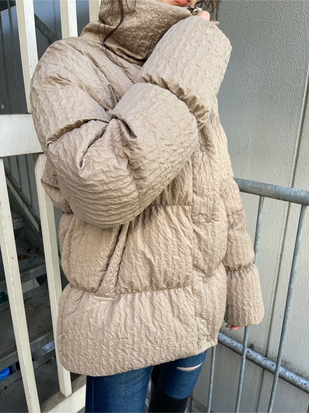 ブルー系のデニムパンツ、ブラック系のブーツ、ホワイト系のTシャツ/カットソーを着用したレディースの秋コーディネートの7枚目の写真