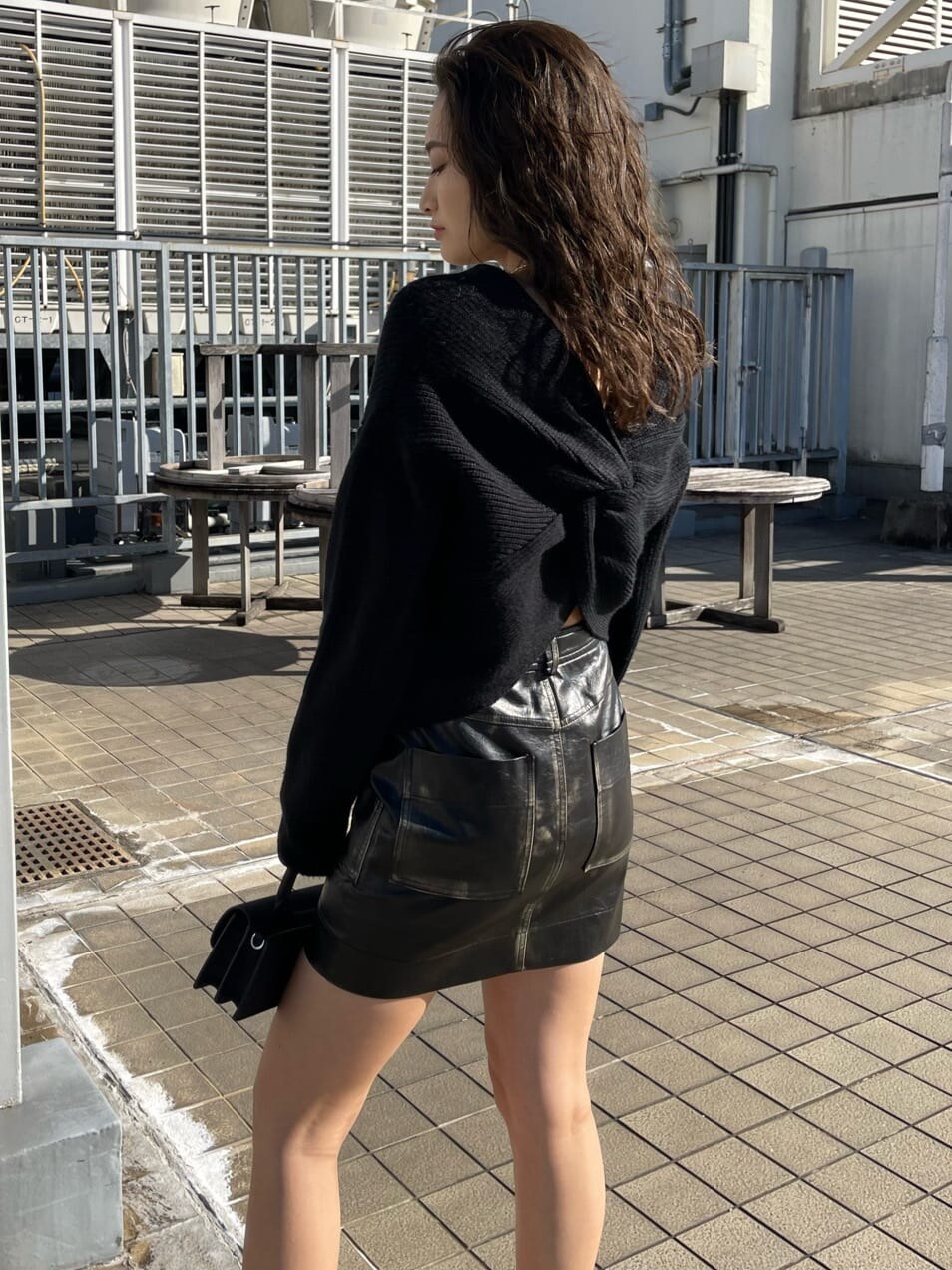 その他のブーツ、ブラック系のニット/セーター、ブラック系のスカートを着用したレディースの冬コーディネートの9枚目の写真