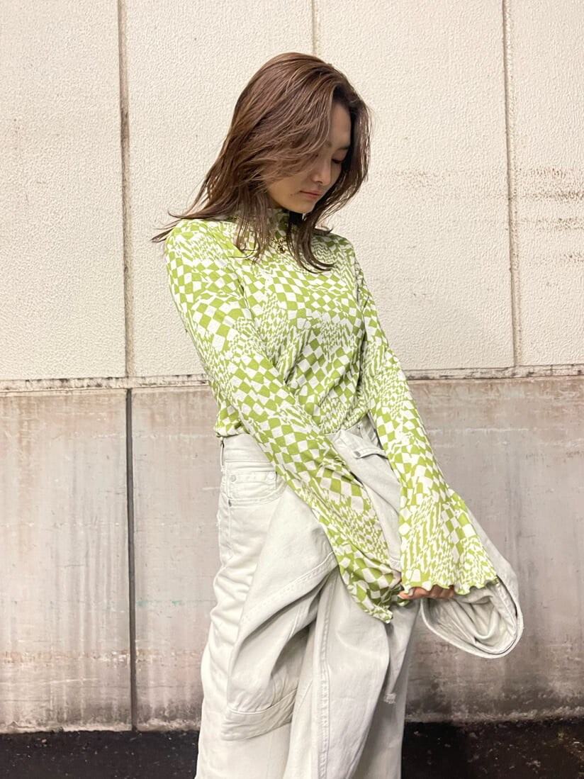 ブラック系のローファー、ホワイト系のデニムジャケット、その他のTシャツ/カットソーを着用したレディースの冬コーディネートの9枚目の写真