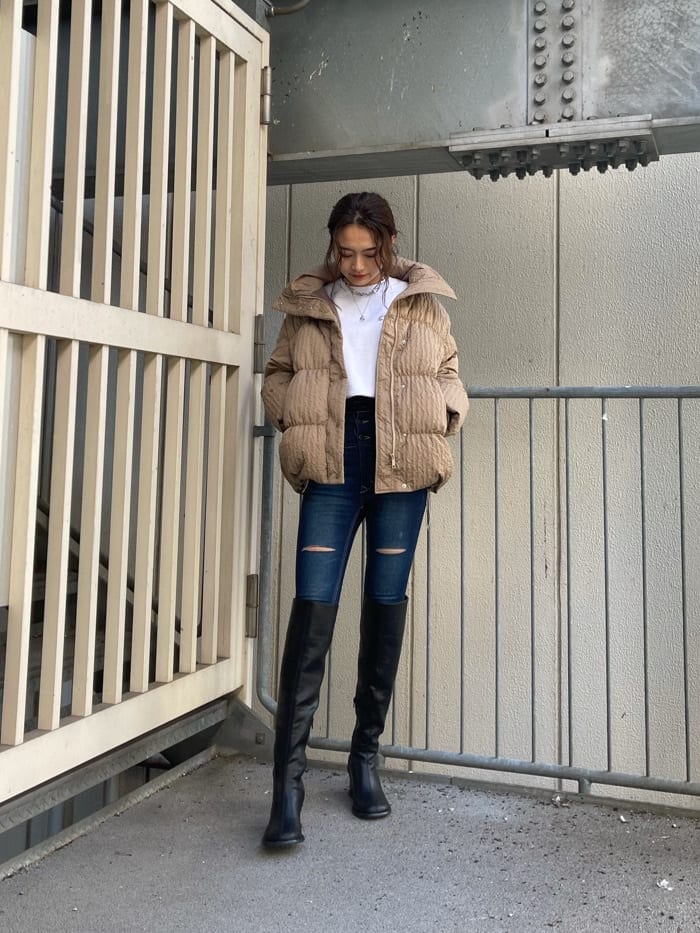 ブルー系のデニムパンツ、ブラック系のブーツ、ホワイト系のTシャツ/カットソーを着用したレディースの秋コーディネートの2枚目の写真