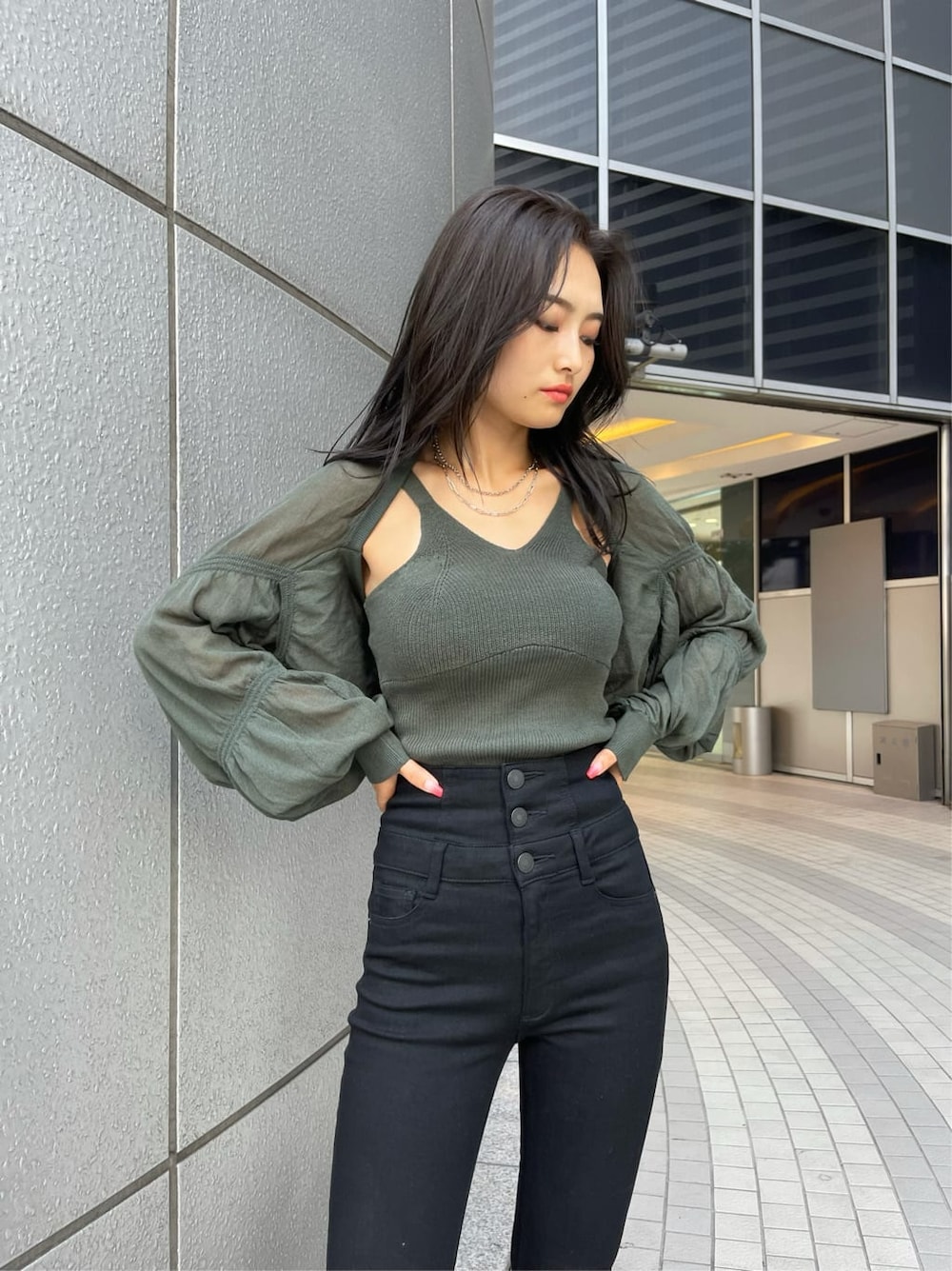 グリーン系のカーディガン/ボレロ、その他のパンプス、ブラック系のデニムパンツを着用したレディースの夏コーディネートの2枚目の写真