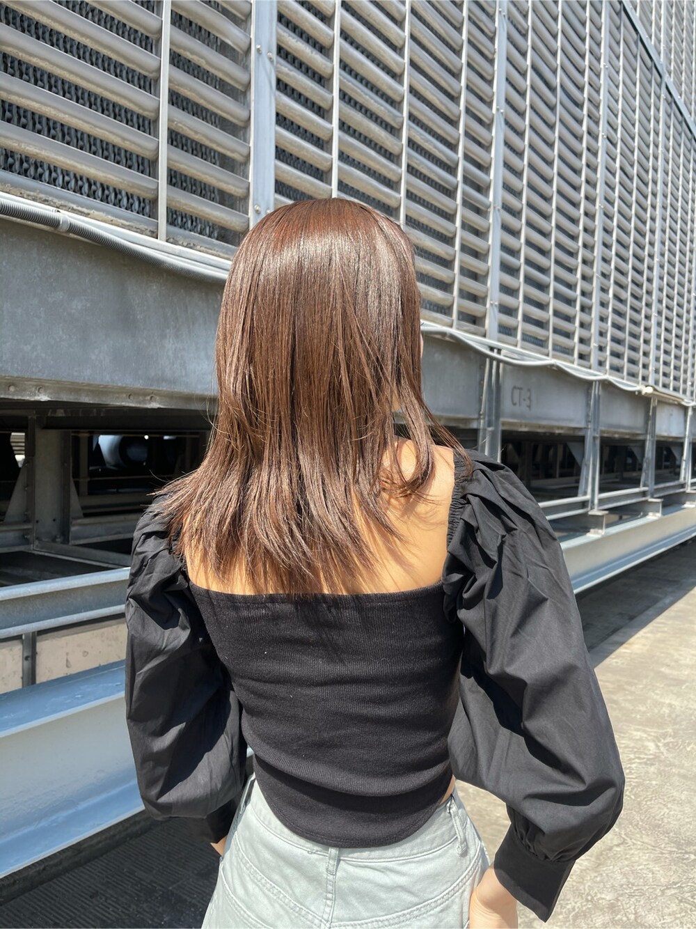 ホワイト系のサンダル、グリーン系のデニムパンツ、ブラック系のシャツ/ブラウスを着用したレディースの春コーディネートの4枚目の写真