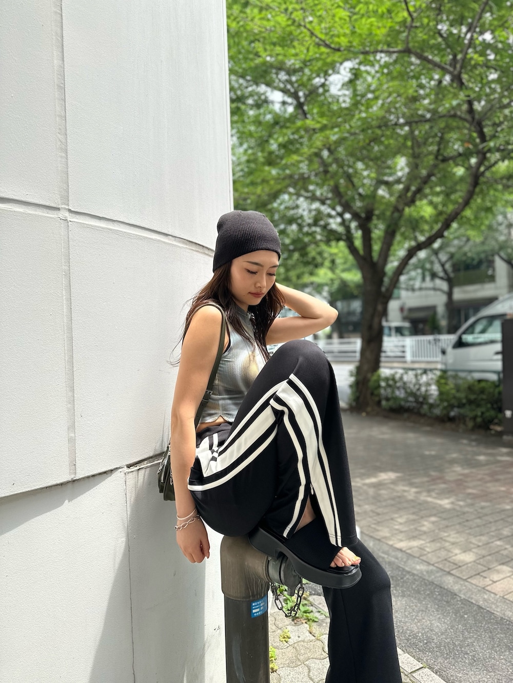 その他のタンクトップ、ブラック系のその他パンツ、ブラック系のサンダルを着用したレディースの夏コーディネートの3枚目の写真