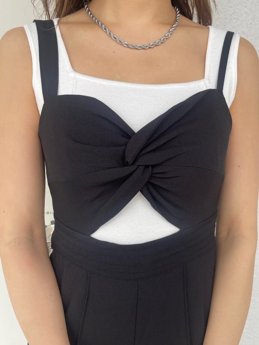 ホワイト系のタンクトップ、ブラック系のサンダル、ブラック系のつなぎ/オールインワンを着用したレディースの夏コーディネートの5枚目の写真