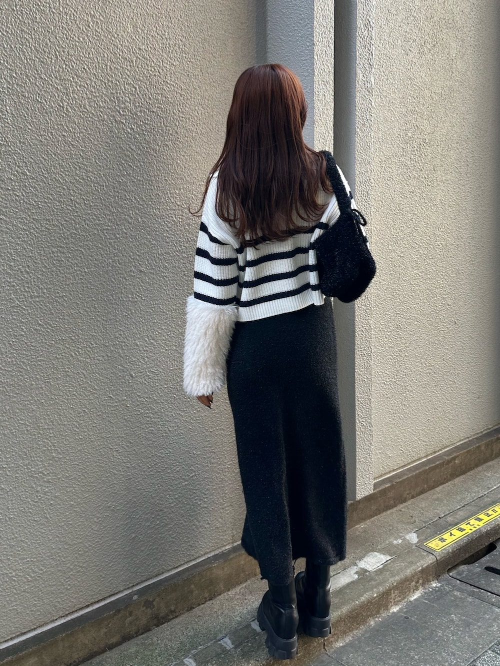 シルバー系のスカート、ブルー系のニット/セーターを着用したレディースの秋コーディネートの3枚目の写真
