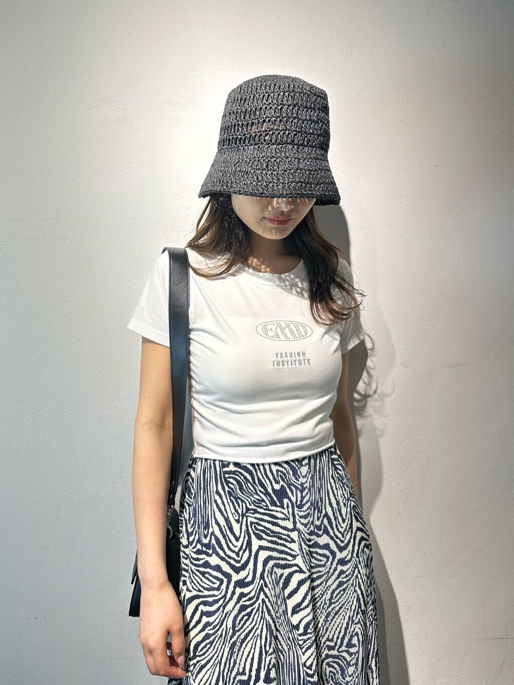 その他のスカート、ブラック系のショルダーバッグ、ブラック系のサンダルを着用したレディースの春コーディネートの4枚目の写真