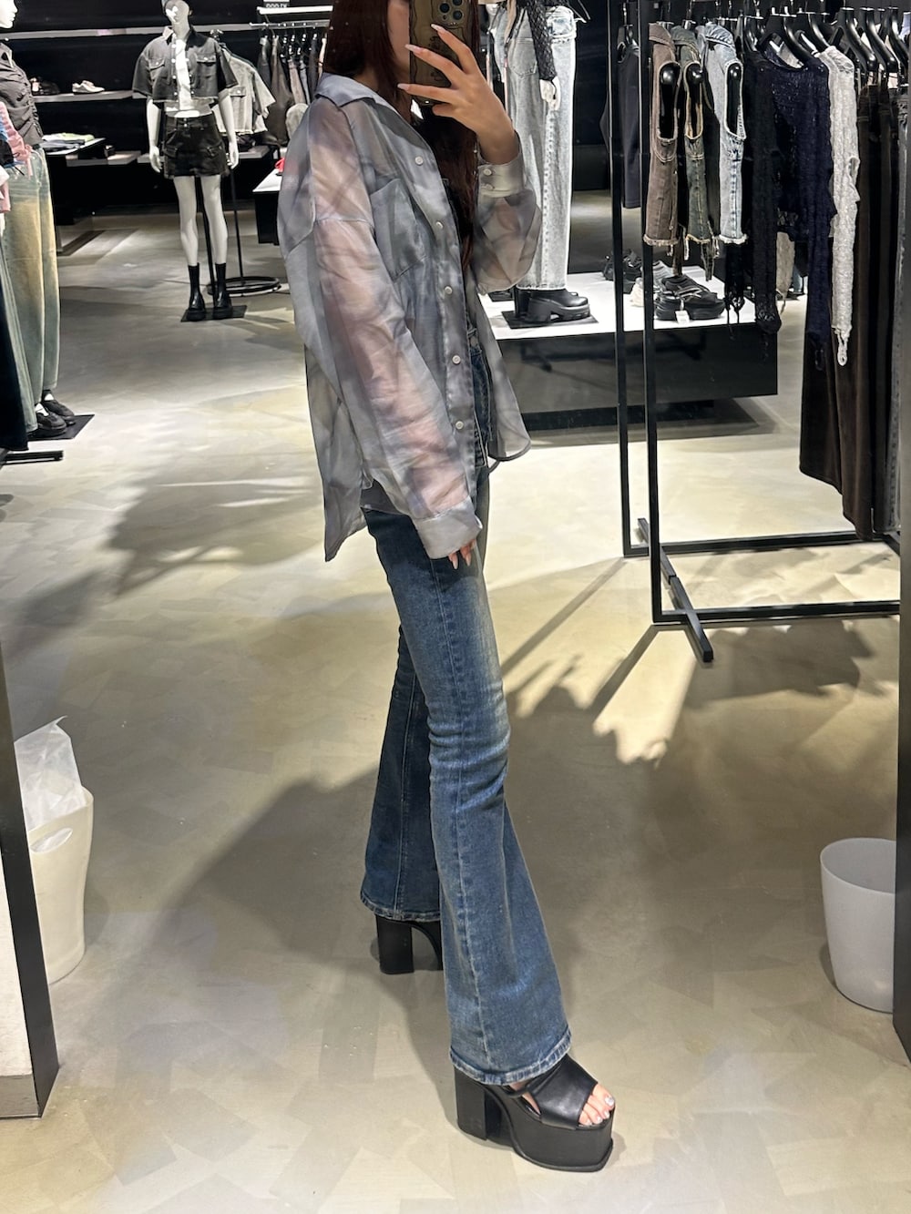 グレー系のシャツ/ブラウス、ブルー系のサロペット/オーバーオール、ブラック系のサンダルを着用したレディースの春コーディネートの2枚目の写真